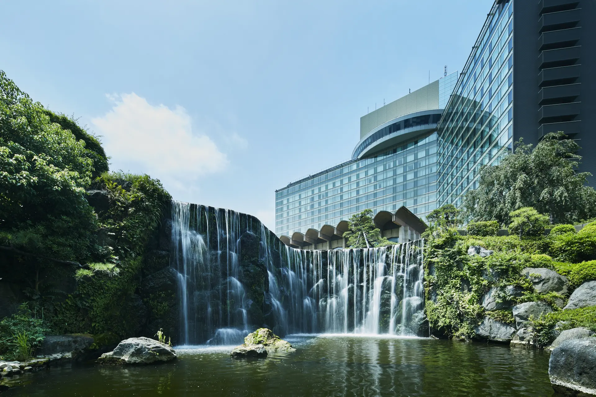 東京の中心に位置し、国内屈指の設備とサービスを誇るラグジュアリーホテル