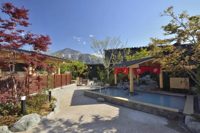 Experience autumn foliage in the traditional Open-air Bath.