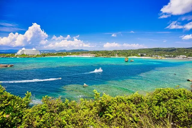 どの季節に訪れても美しい景色を見られる万座毛