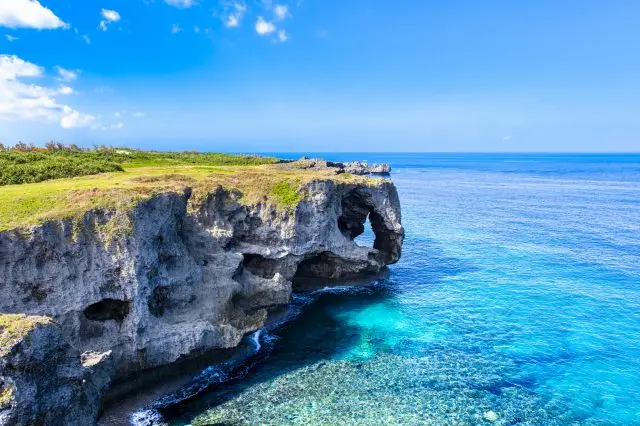 美しい海と岸壁が織りなす絶景を楽しもう
