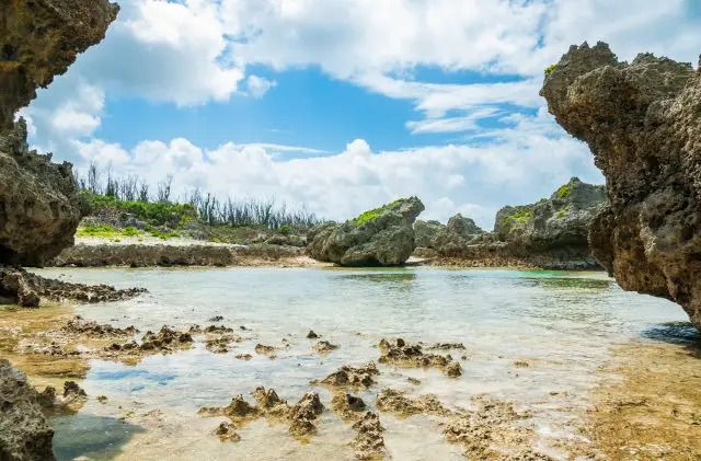 奇岩と美しい海が広がる海岸をゆっくり眺めて癒されよう