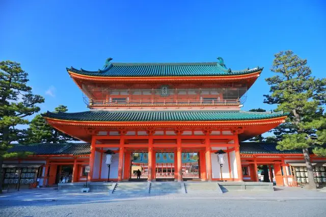 朱色の美しい建造物を見て回るだけでも楽しいはずだ