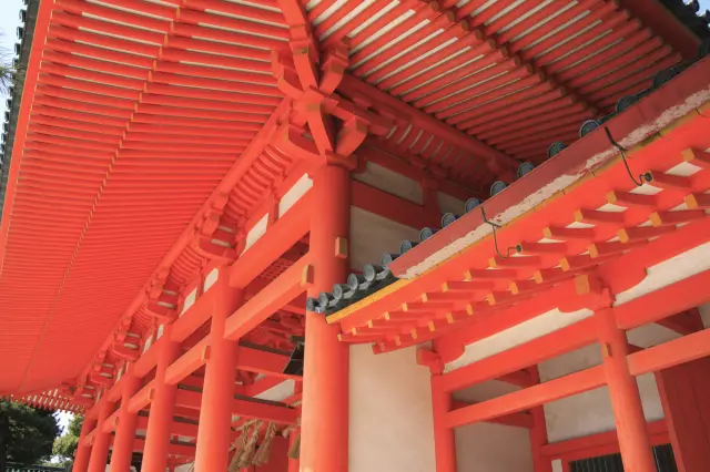 境內遍佈美麗的朱紅色建築