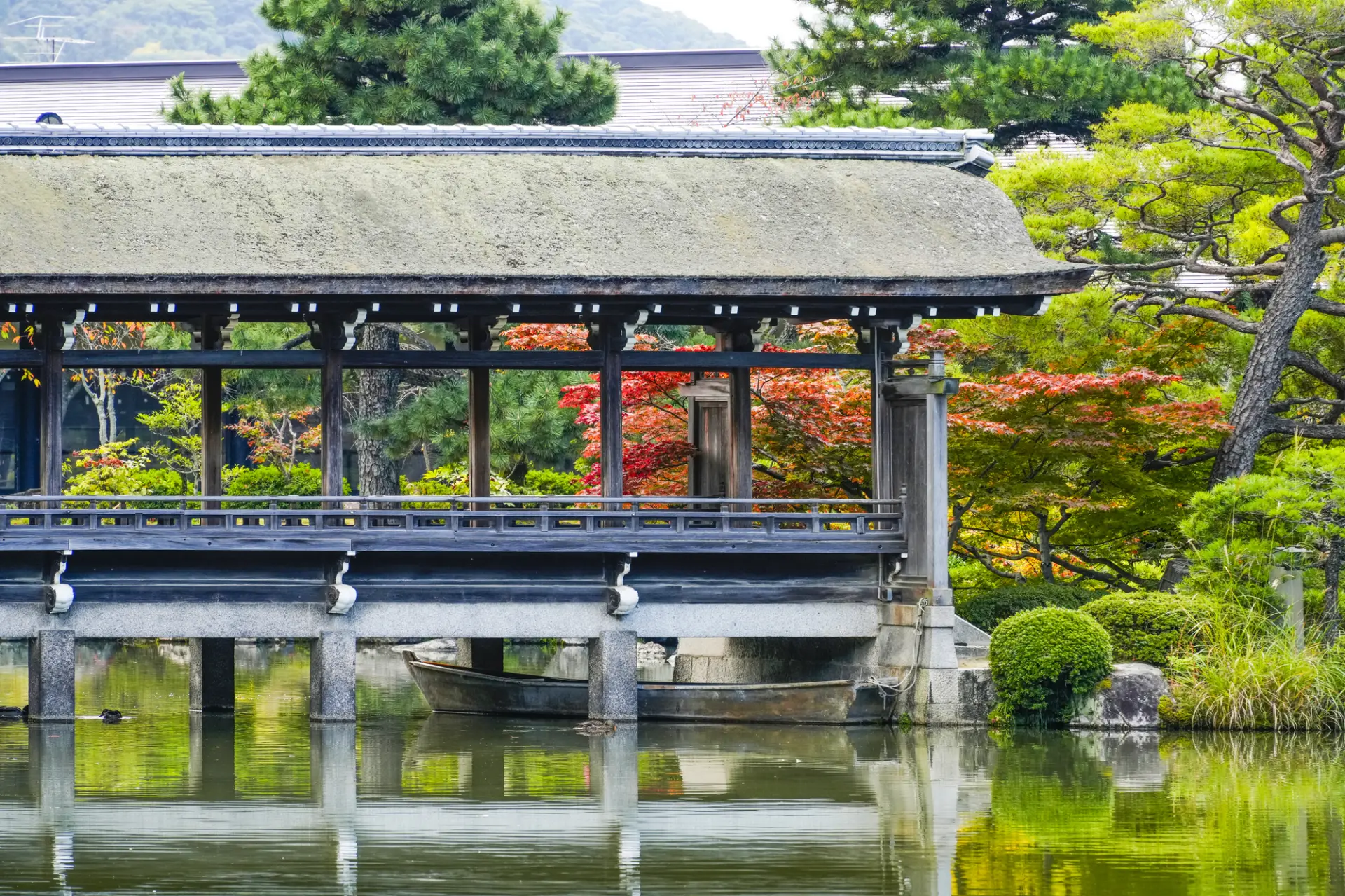 明治時代を代表する日本庭園も見逃せない