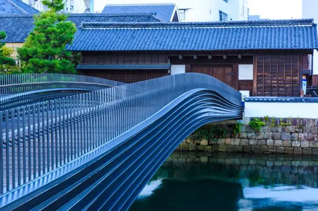 ユニークな橋のデザインに注目してほしい