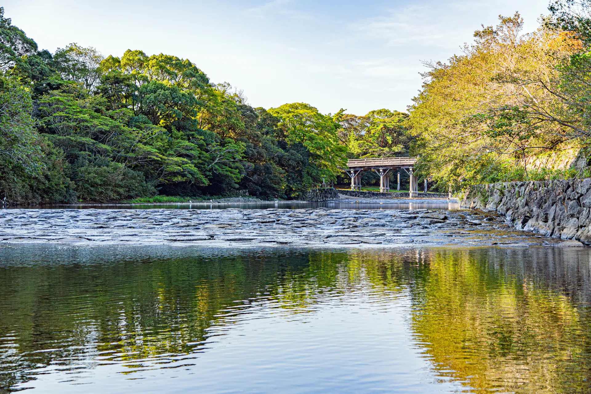 四季折々の美しい風景を楽しめる五十鈴川