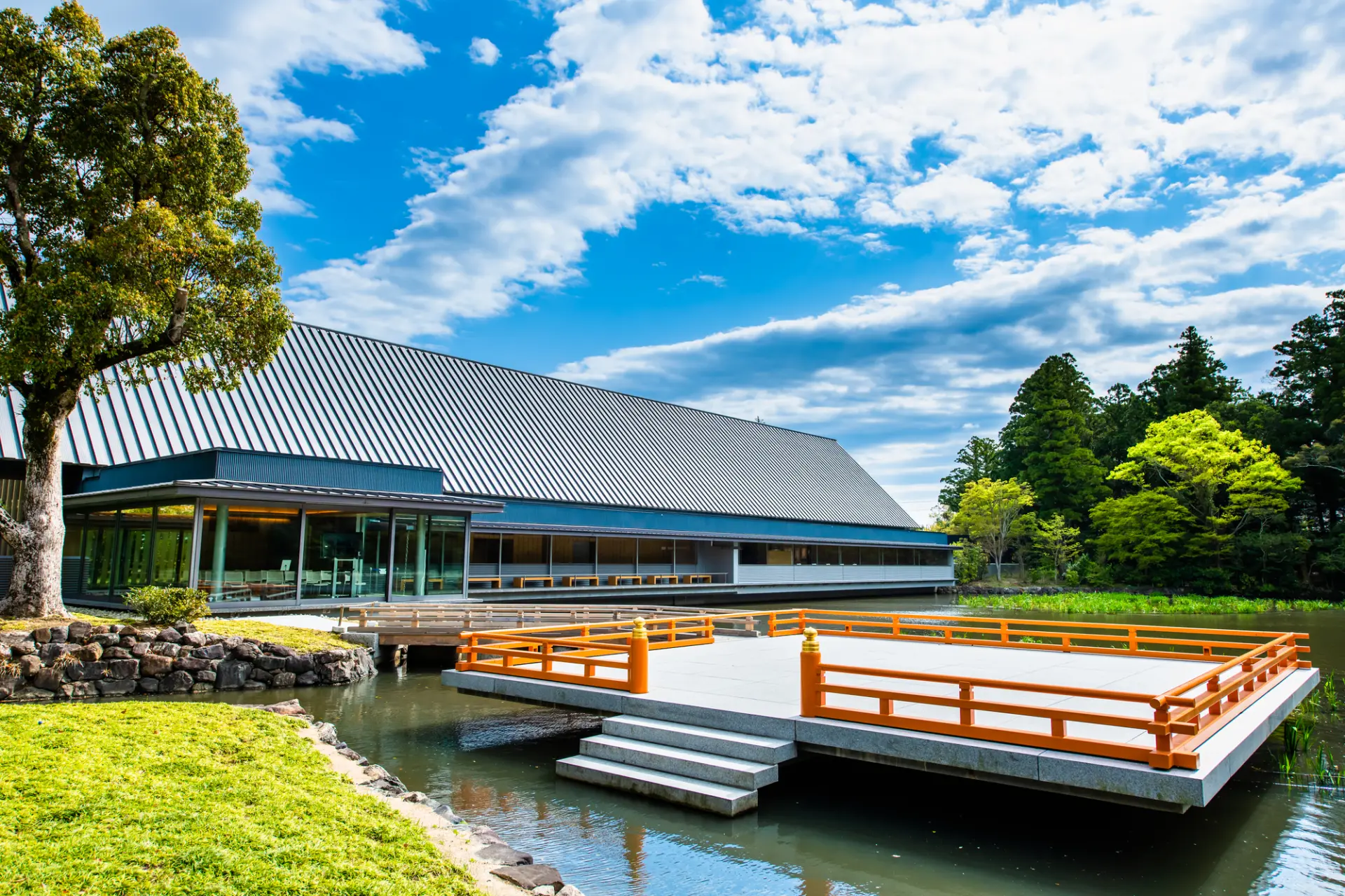 せんぐう館の外観とまがたま池