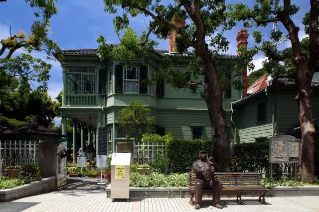 鮮やかな色合いが愛らしいレトロな洋館