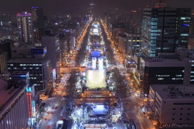 白雪與燈飾相互輝映，讓景觀更顯優美，絕對不容錯過