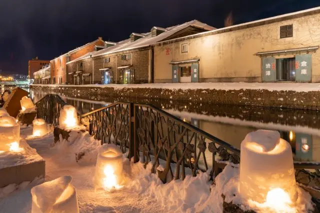 雪で覆われた小樽運河では、ロマンチックな景観が楽しめる