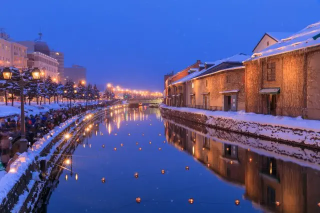 「小樽雪あかりの路」では、いつもよりもさらに幻想的な空間に