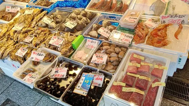 店面擺滿新鮮的水產，光看就很新鮮有趣