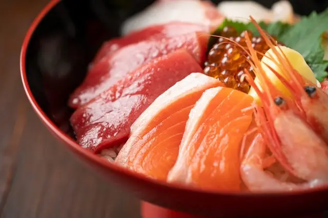 早餐來碗份量十足的豪華海鮮丼吧！