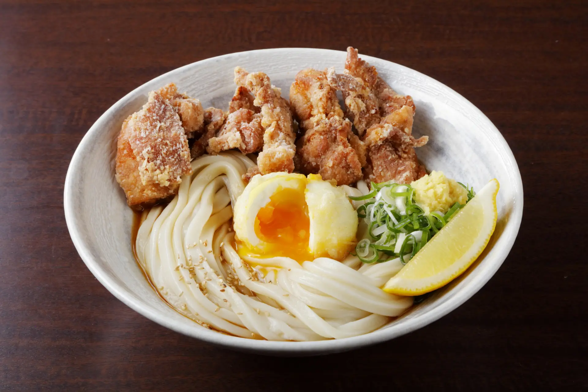 道産素材うどんとザンギを合わせた新北海道名物