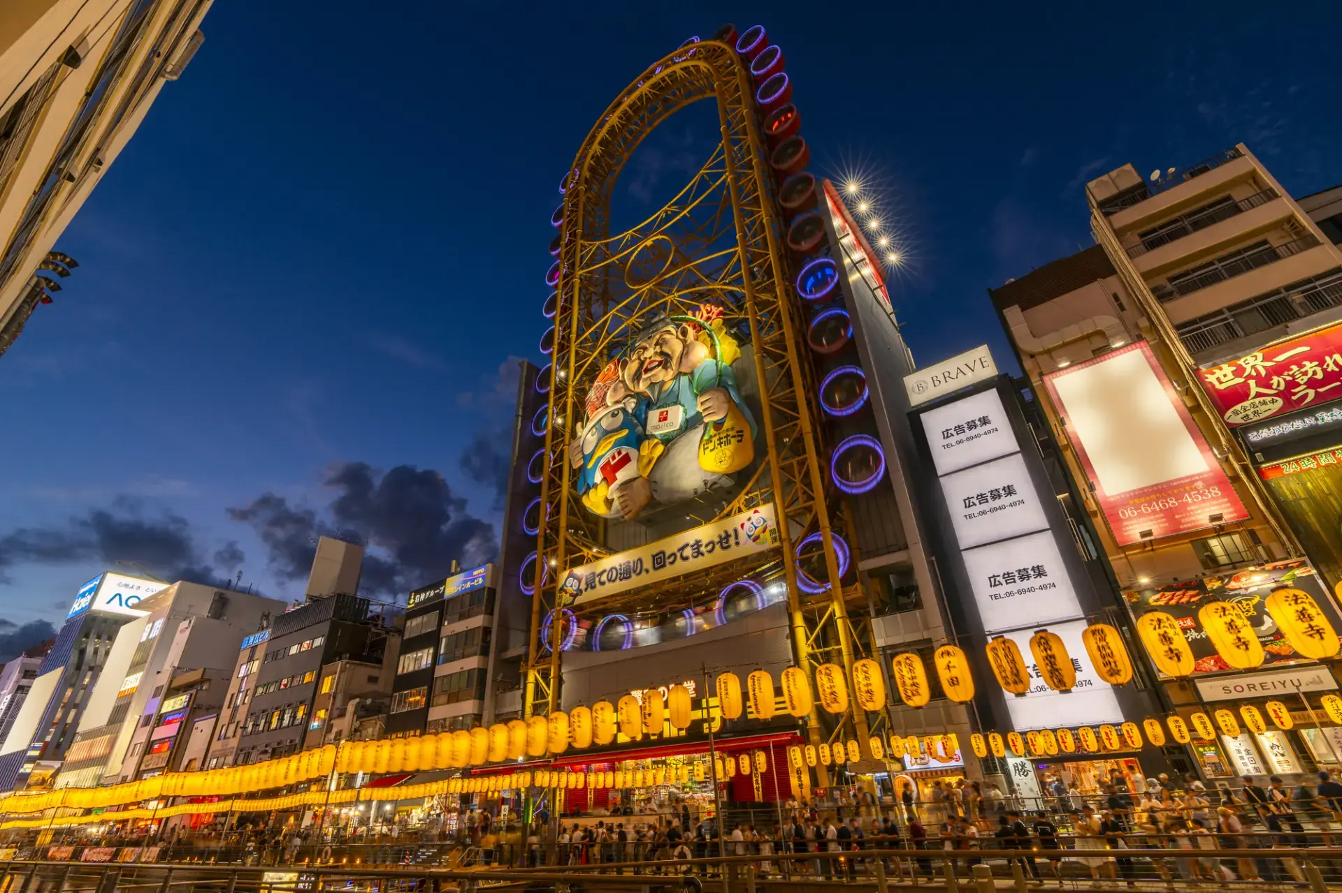 インパクト抜群のビジュアルで道頓堀でもひときわ目を引く大観覧車