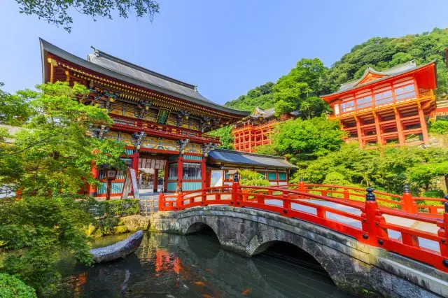 朱色の建造物と豊かな緑とのコントラストが美しい