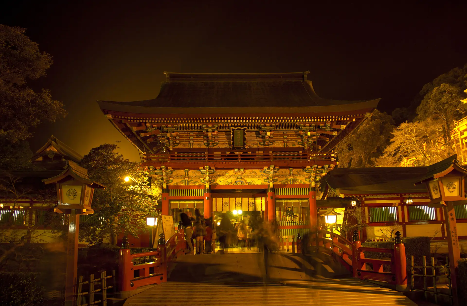 入夜後的祐德稻荷神社（夜間點燈）