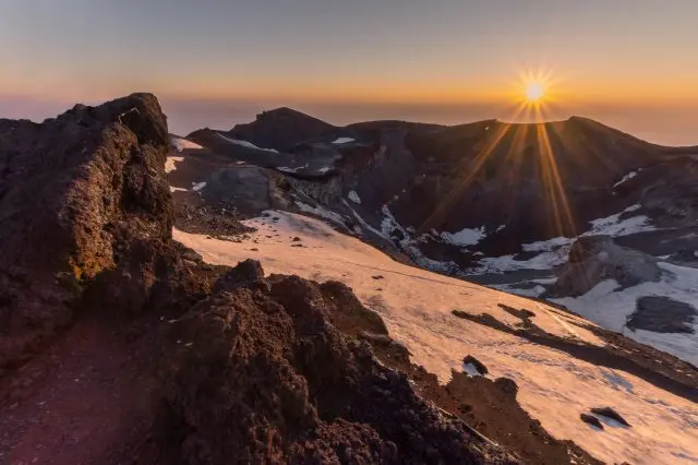 从富士山顶看到的日出格外美丽