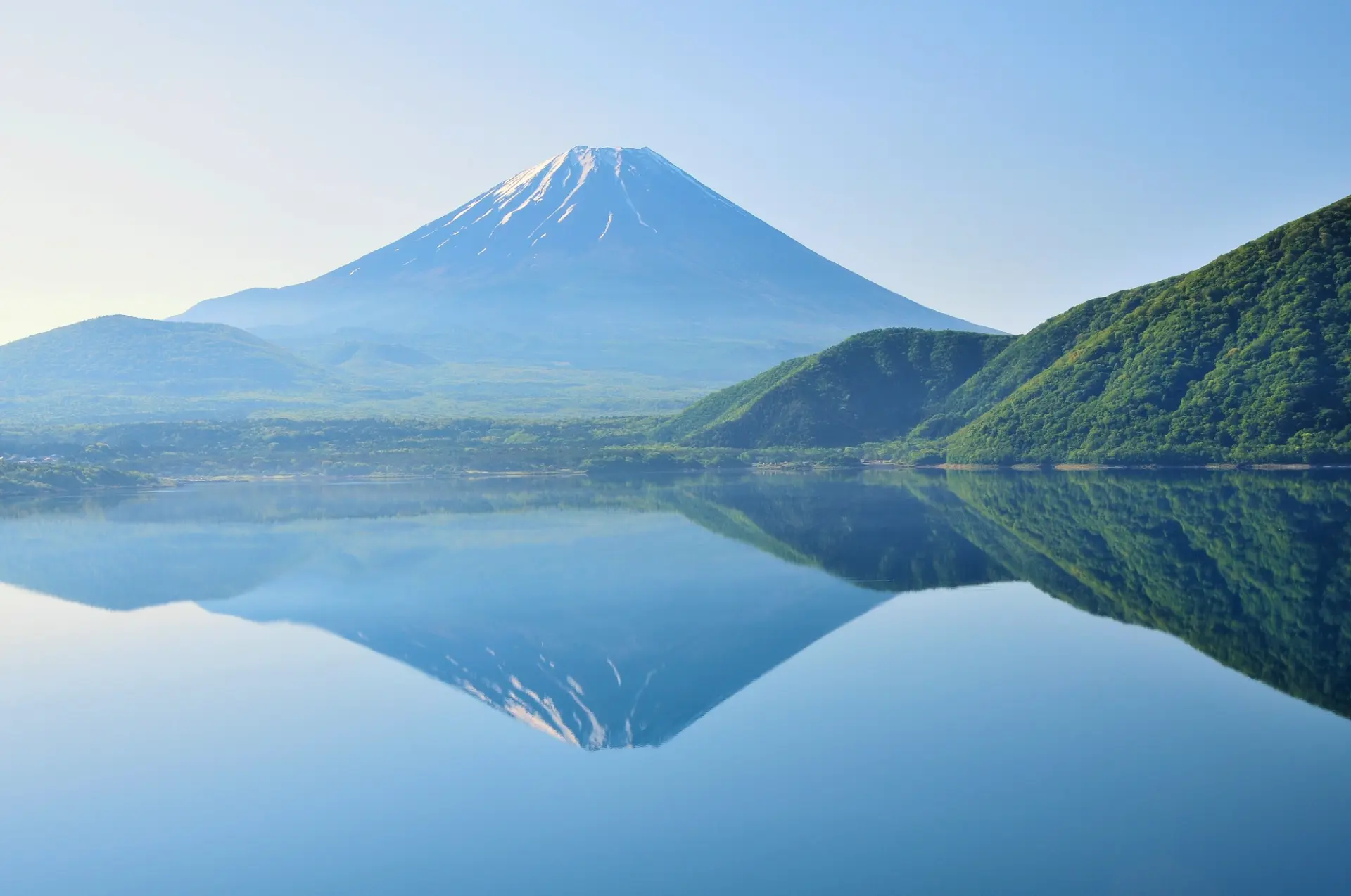 水質極佳，有「本州透明度第一」之美譽的「本栖湖」