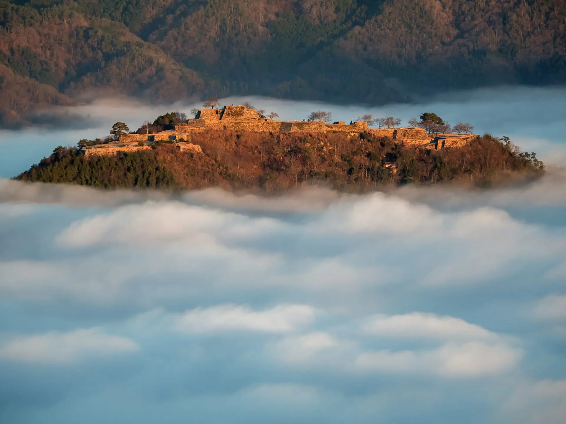 神秘的な光景が見られる天空の城・竹田城跡の観光ガイド | GOOD LUCK TRIP