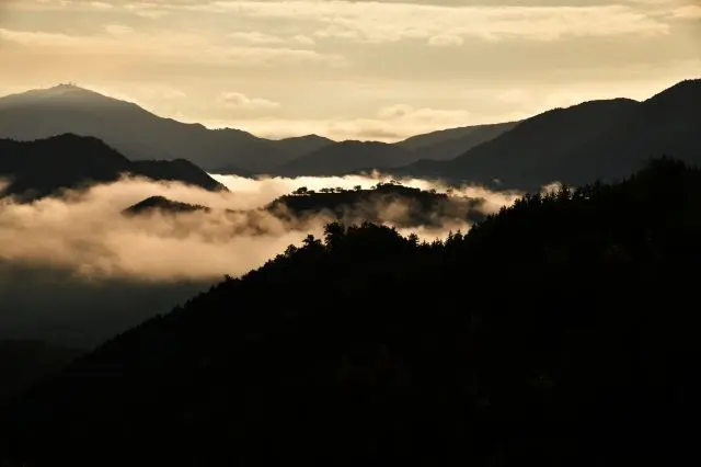 逆光で見る竹田城と雲海も美しい