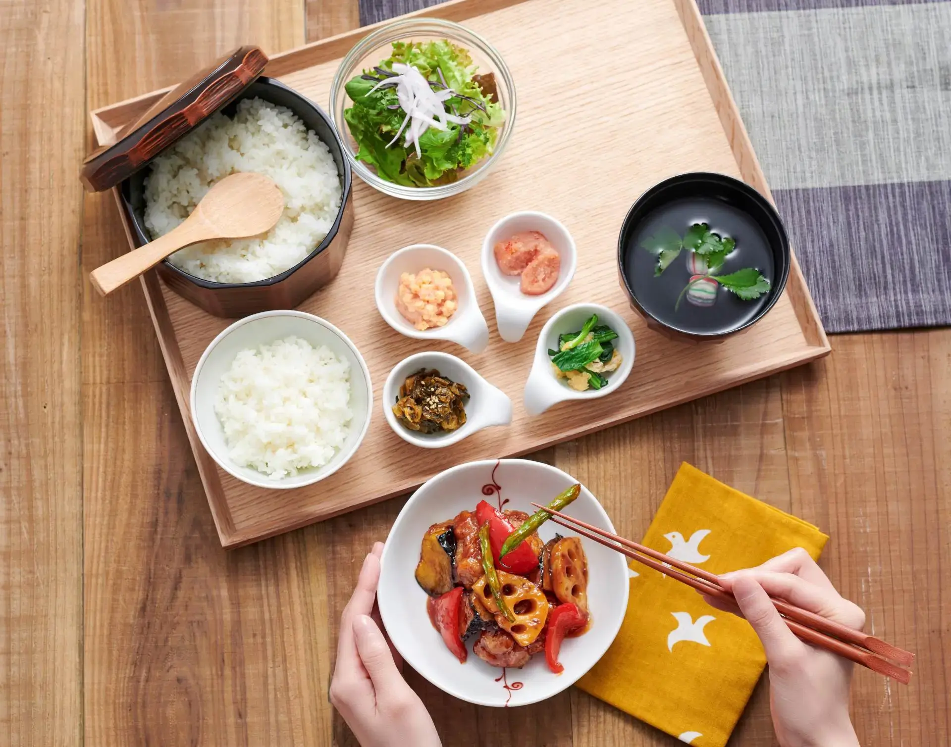 主打可自由選擇的定食搭配白飯、配料吃到飽的定食餐廳