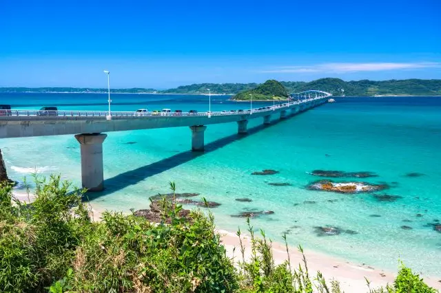 角島大橋の美しさはもちろん、海の美しさにも注目してほしい
