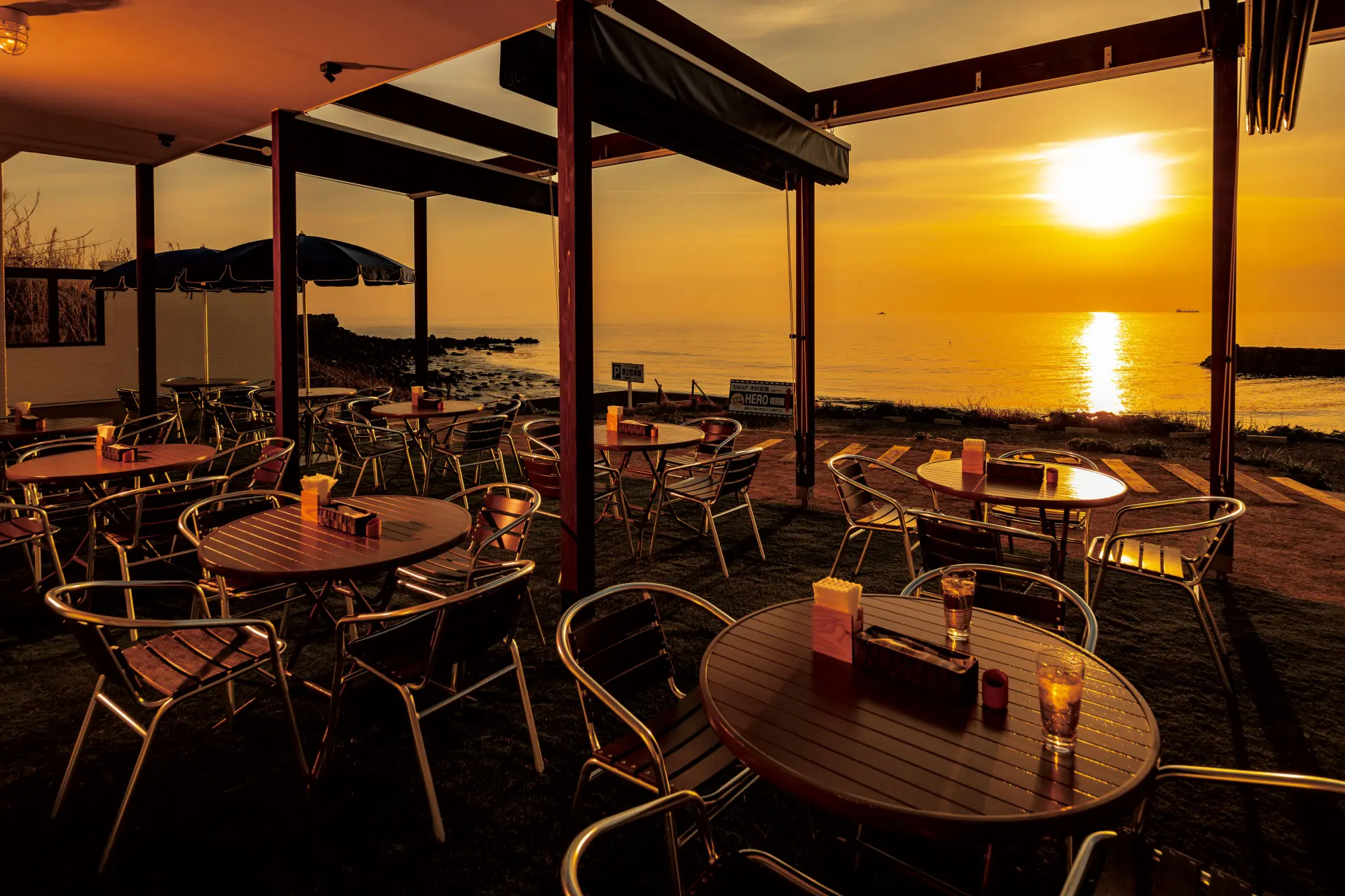 海と夕陽を望む絶景ロケーションで食べて、泊まって