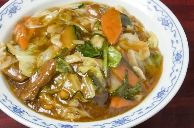 "Stamina Hiyashi Ramen" is served with a sauce packed full of green and yellow vegetables.