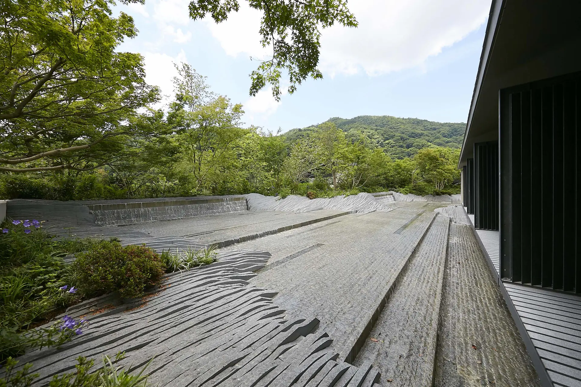 京都・嵐山、渡月橋の目の前に位置する、「唯一無二の景色」をコンセプトにしたラグジュアリーホテル