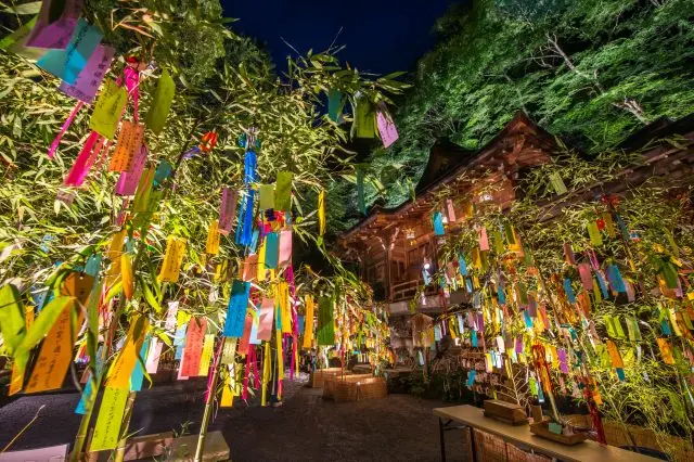 裝飾有大量短箋的景觀風情萬千