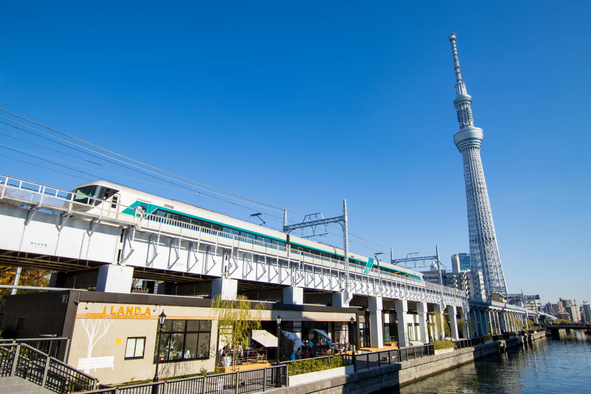 高架下に広がる自然と一体化した下町のコミュニティスポット