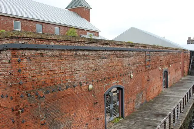 レンガ壁は異国情緒と時の流れを感じさせる