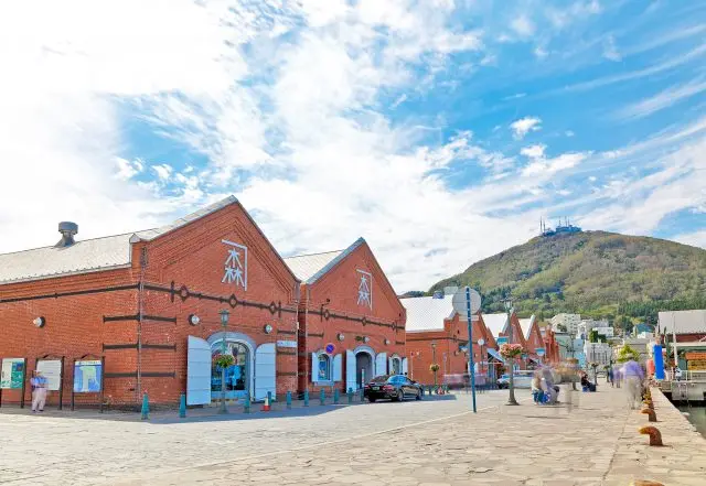 赤レンガの倉庫を利用した館内に個性的なお店が大集合