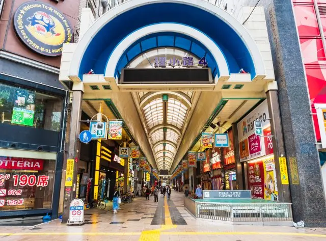 全場900公尺長的全封式拱廊