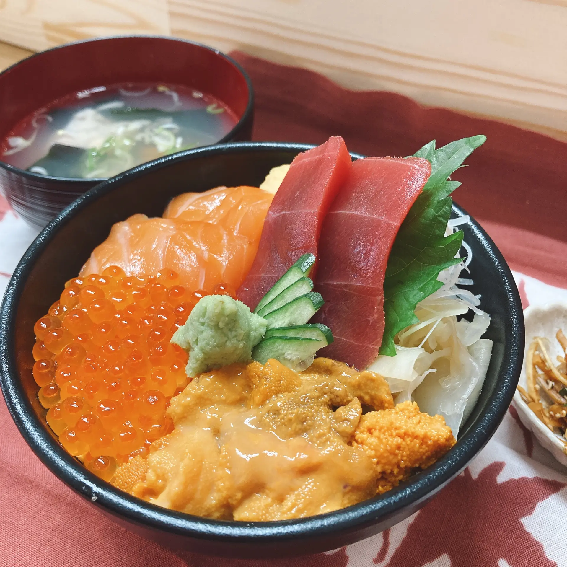 市場内ならではの鮮度抜群の海鮮丼を