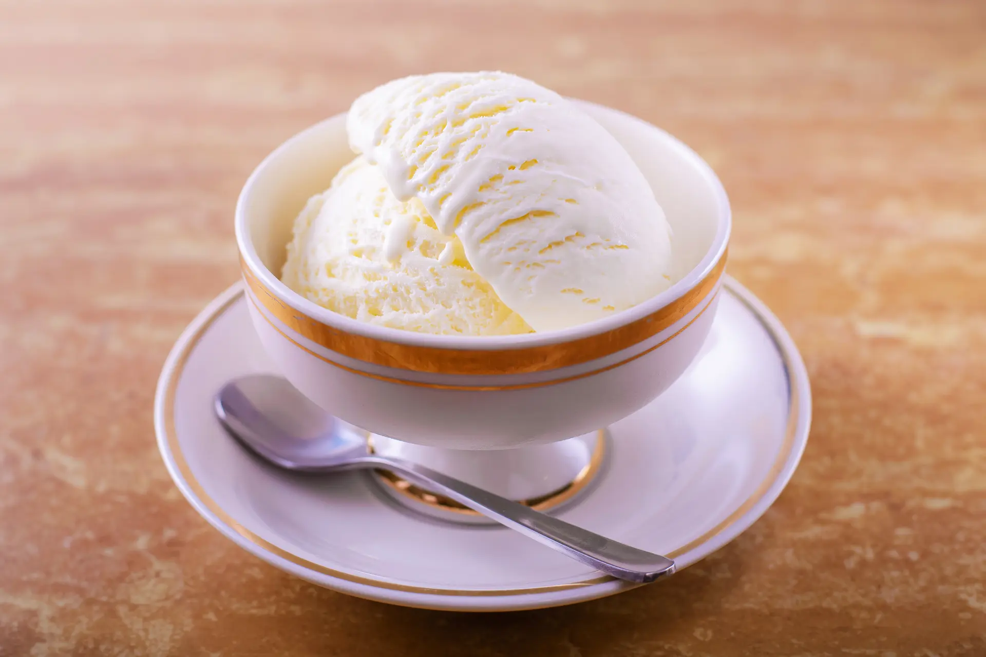 圧巻のジャンボパフェと天皇皇后が愛したアイスクリームを味わう