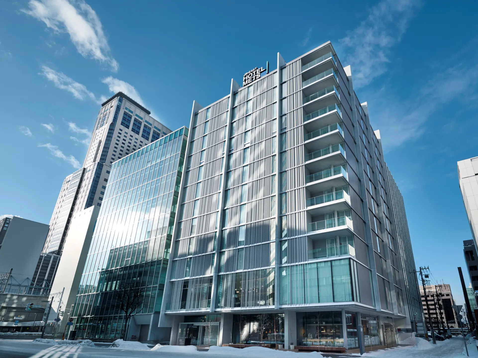 便利なアクセスとシンプルで機能性に優れた客室で高評価のホテル