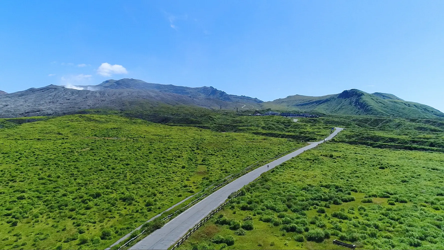 緑の絨毯を縫うように走る絶景ドライブロード