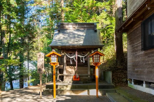 本殿の横にひっそりと佇む荒浜神社