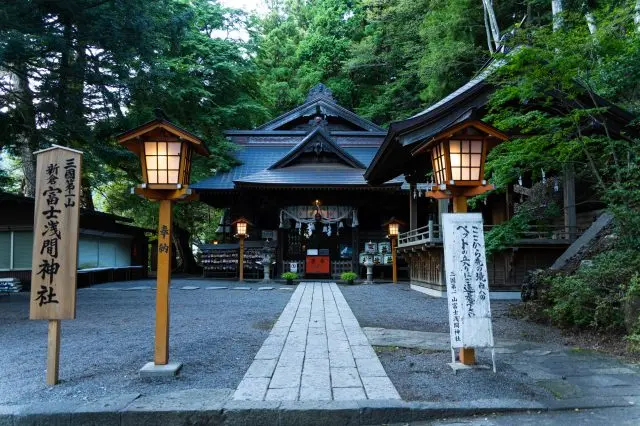 景色を楽しむだけでなく本殿への参拝も忘れないように