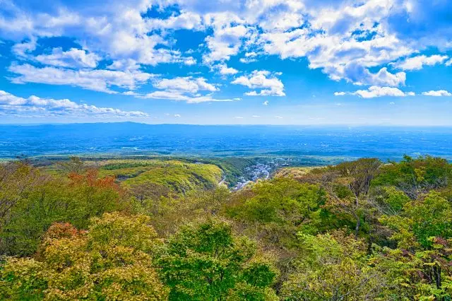 从茶臼山山顶眺望关东平原的景色非常壮观