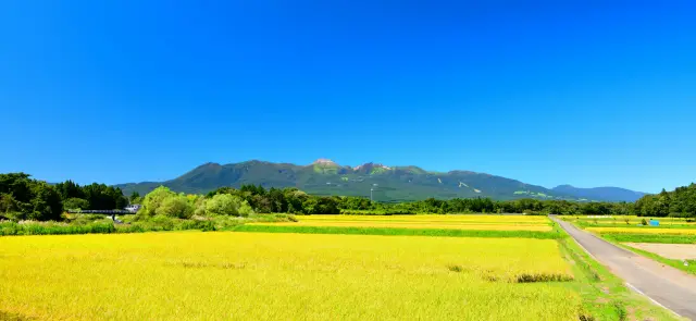 那须山脉的主峰「茶臼岳」为背景，那须高原的田园风景