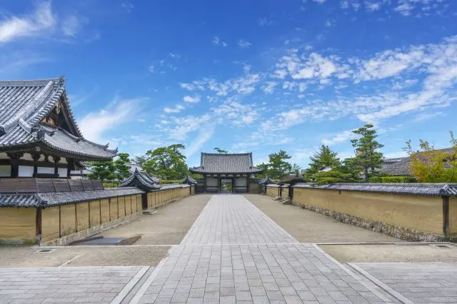 約18.7萬平方公尺的遼闊境內，有多達3,000多座被列為國寶或重要文化財的建築