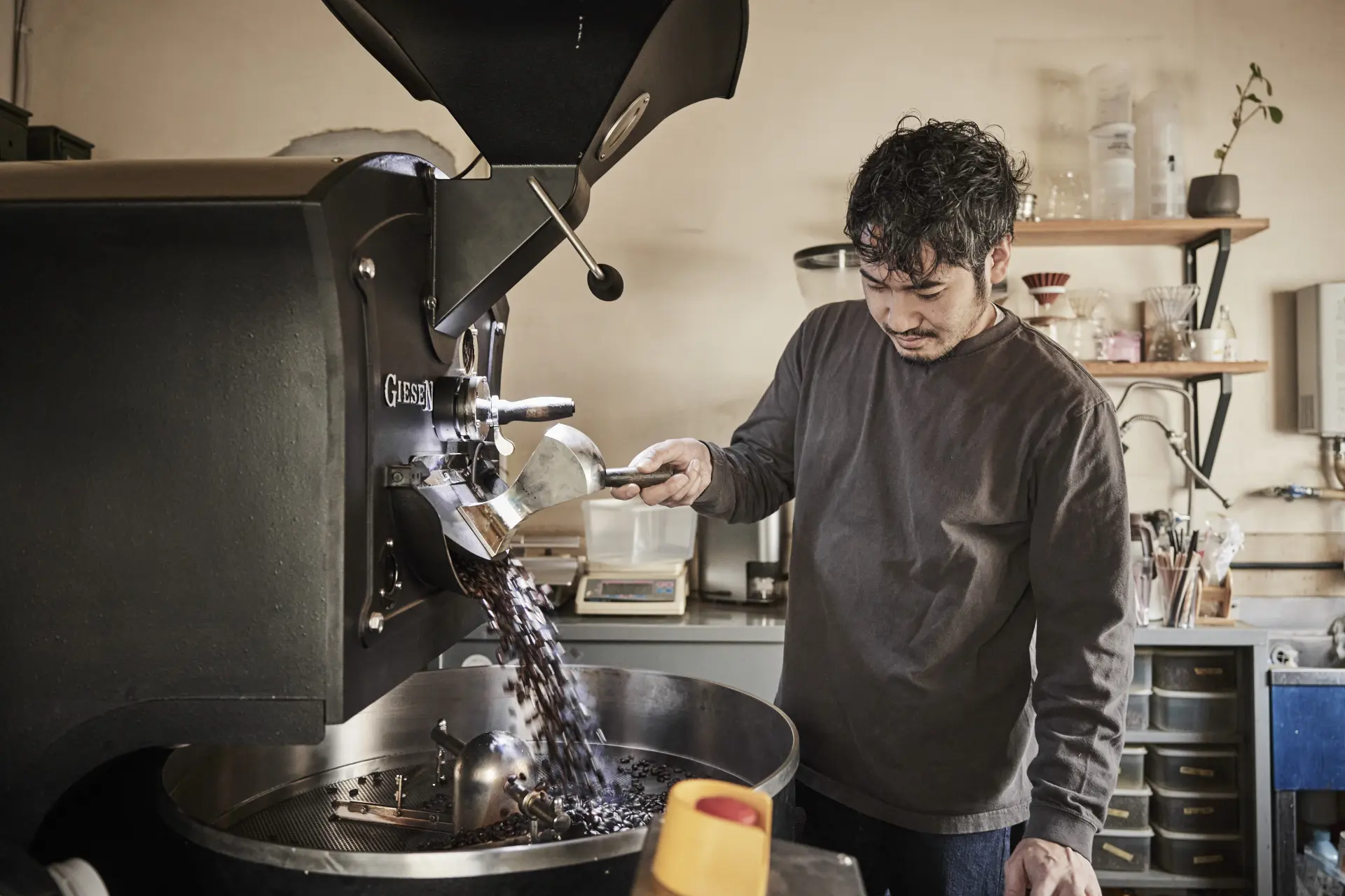 古いガソリンスタンドを活用したスタンドで自家焙煎コーヒーを提供