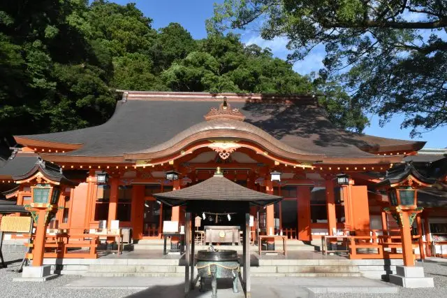 One of the three major shrines on Kumano mountains that is believed to help with relationships and wishes. There is an 850-year-old giant camphor tree and many other spots to see.