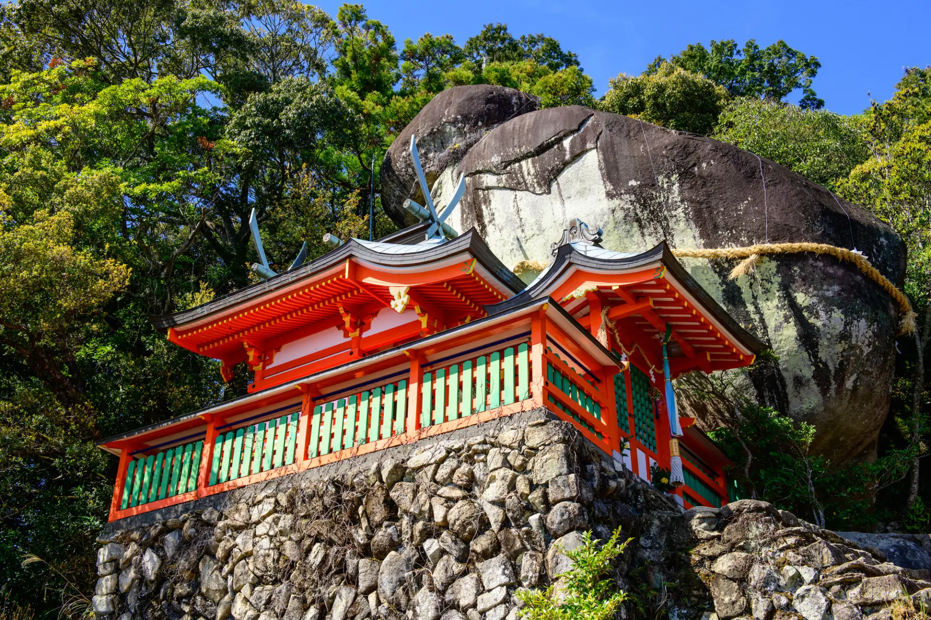 供奉守護新宮街區巨岩的神倉神社