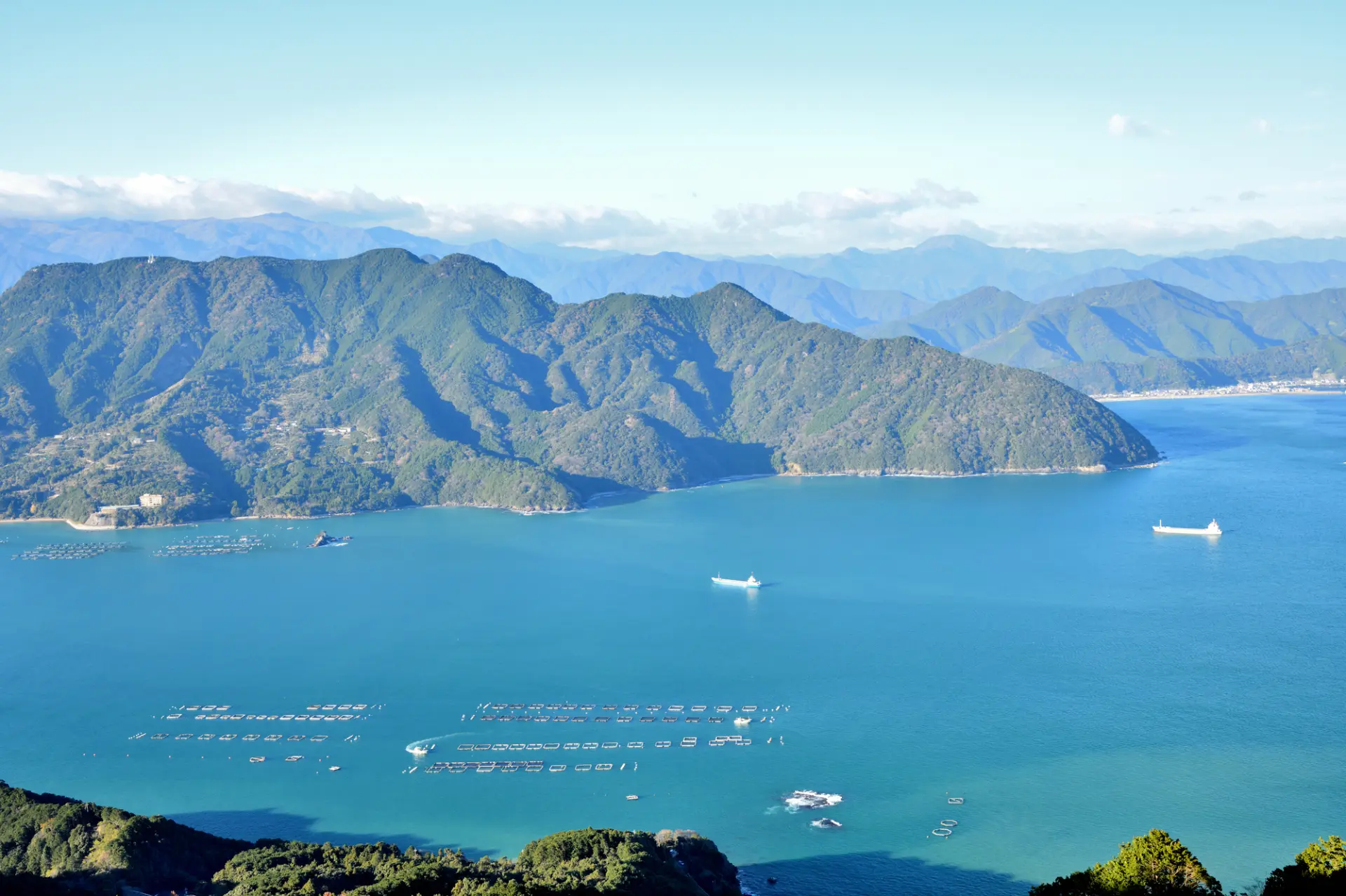Iseji: Beautiful ocean views are part of the scenery along this route