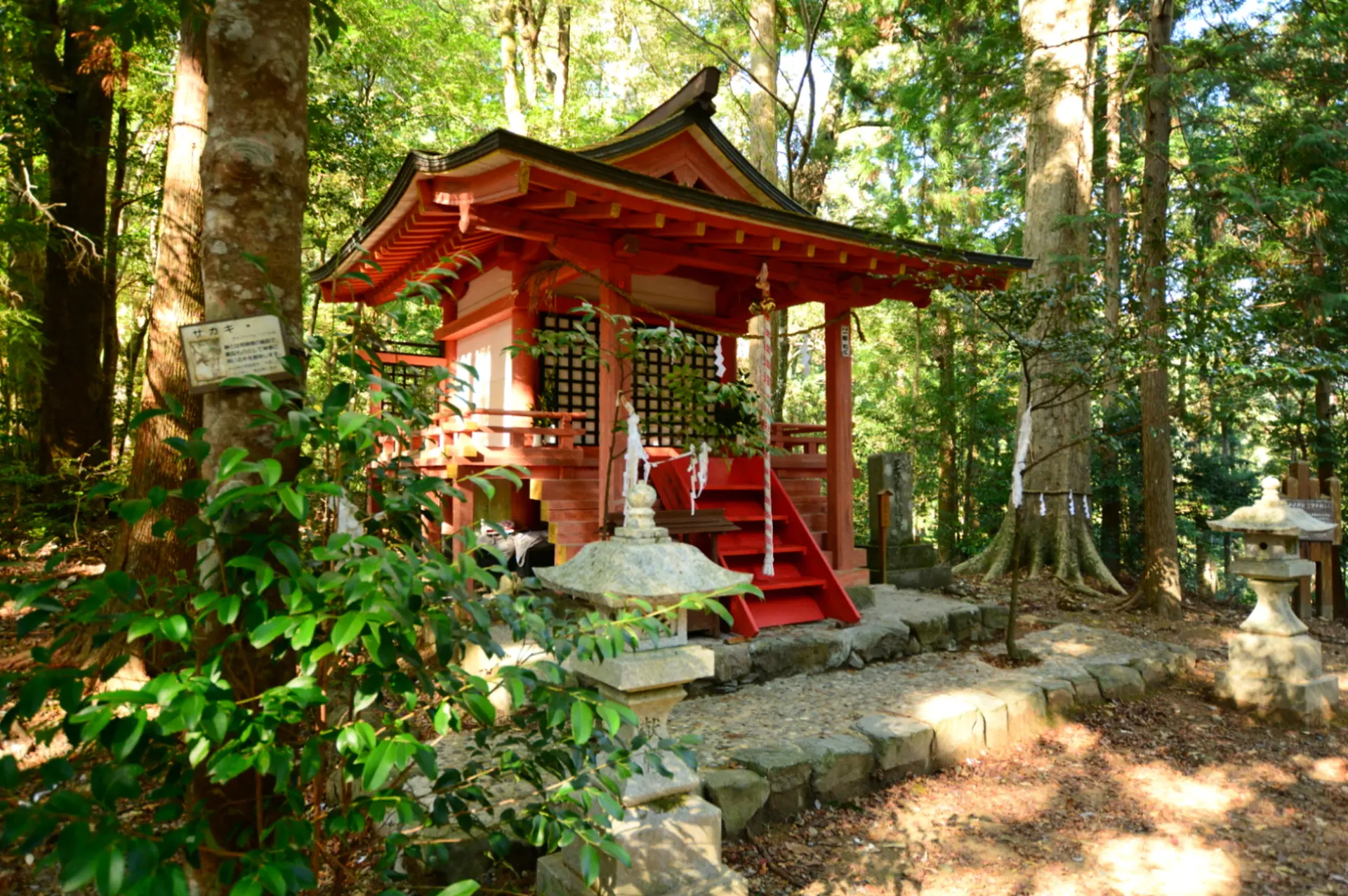 Set out from Hosshinmon-oji and follow village roads and the old trail to Kumano Hongu Taisha