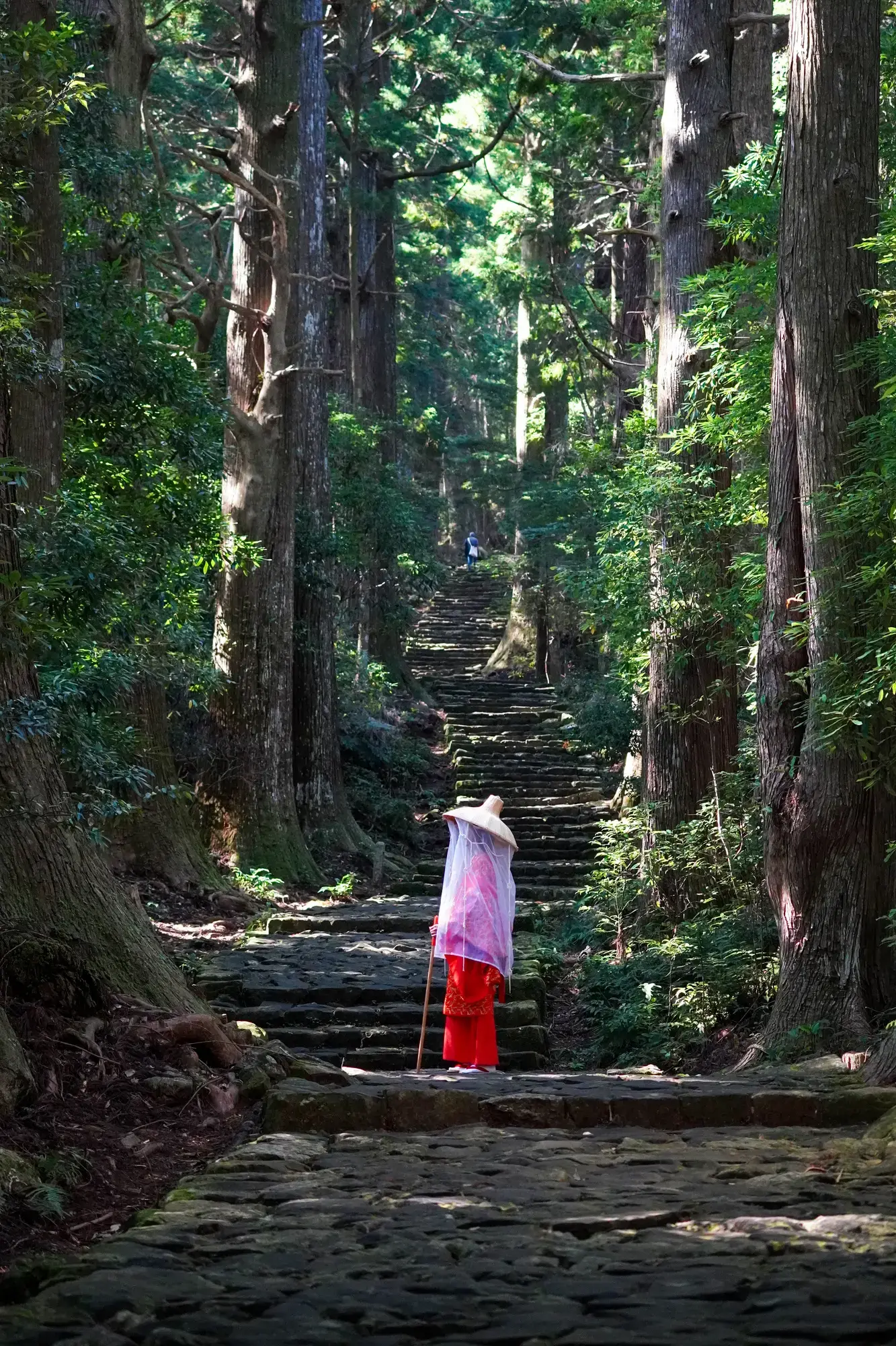 Dress in Heian-period clothing and experience a sense of Kumano’s pilgrimage history at Daimonzaka